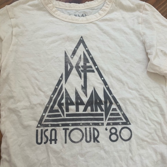 Tops - def leopard graphic crop top